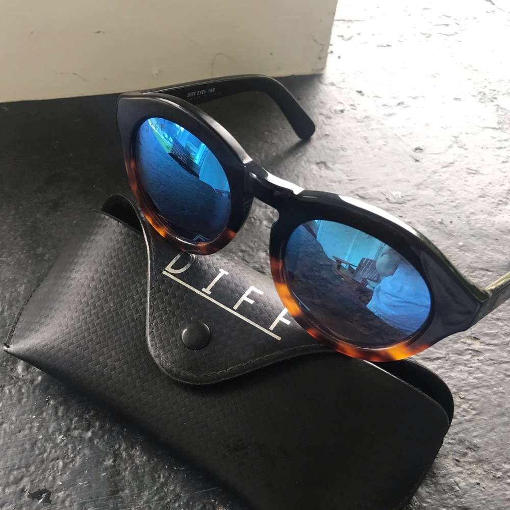 DIFF Eyewear Dime Sunglasses GUC with case!